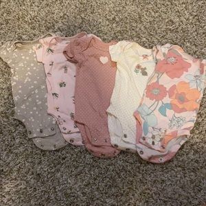 Carter’s 5 pack onesies